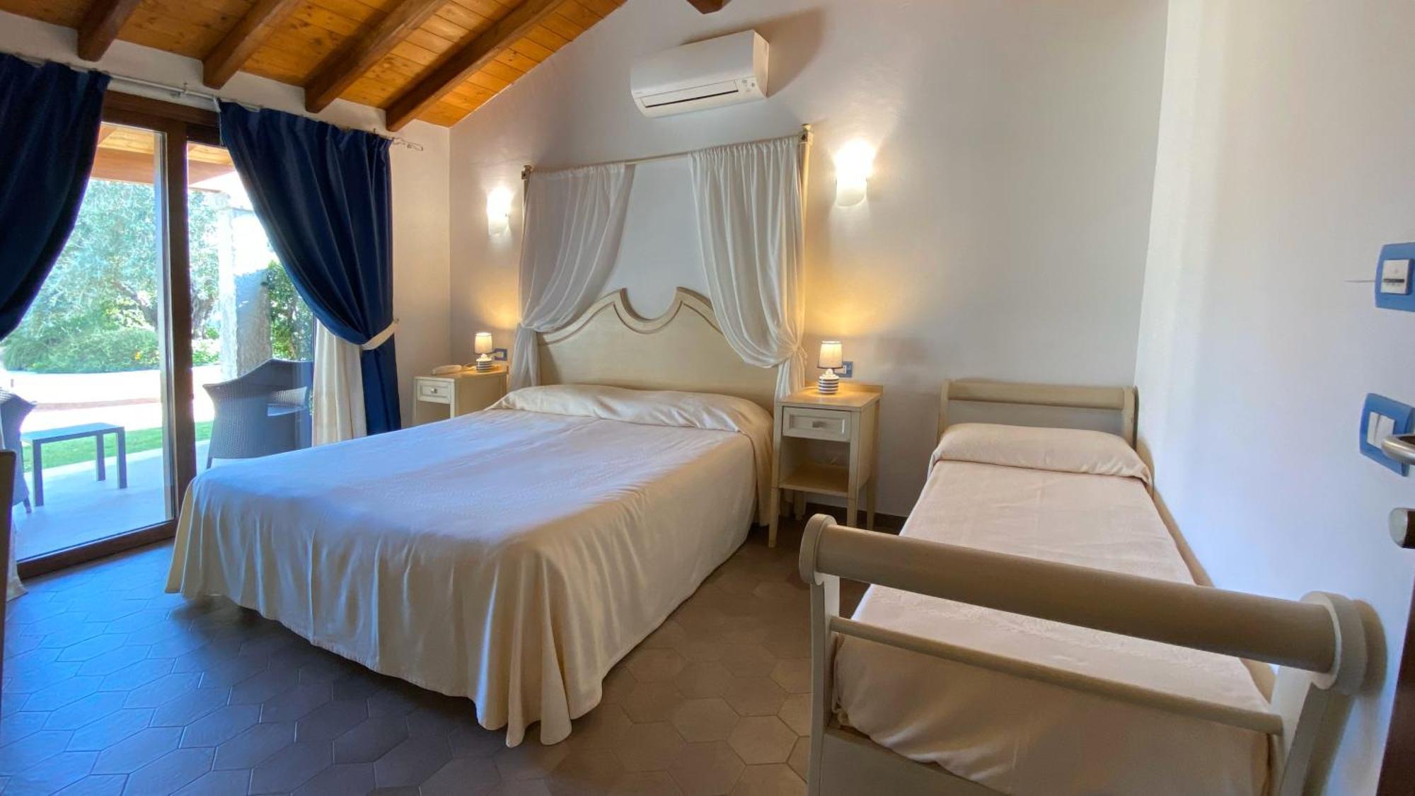 Le Anfore Hotel Вилласимиус Экстерьер фото